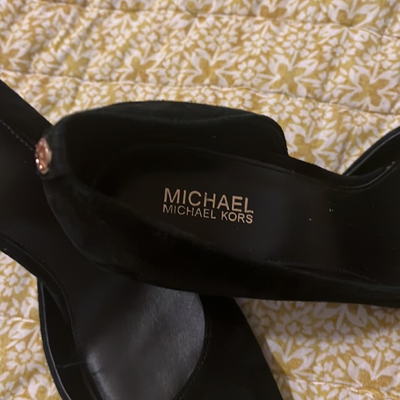 Michael Kors size 7.5/EUR 37.5 black leather/suede pumps - Picture 6 of 8